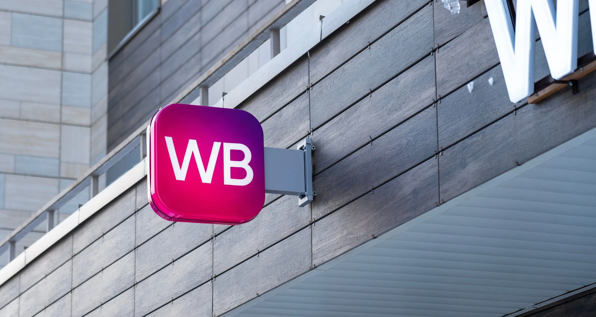Вывеска Wildberries на фасаде здания