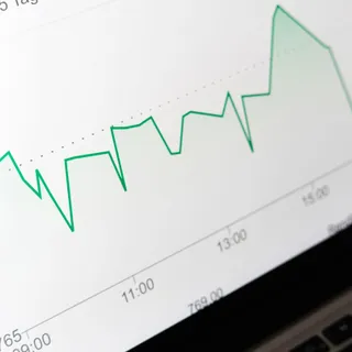 Крупный план экрана ноутбука с графиком, отображающим рост показателей