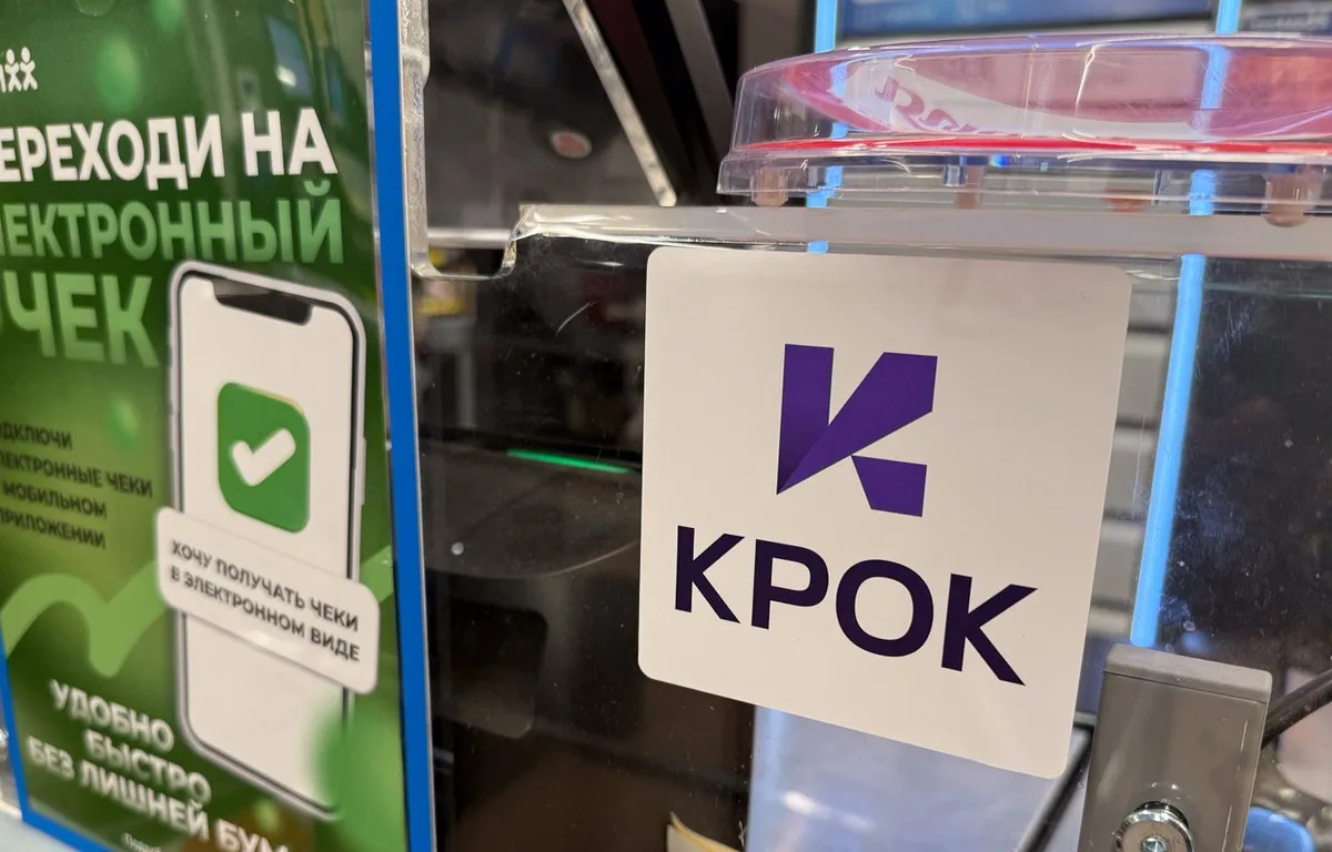 Наклейка с логотипом сервиса «КРОК» на кассе магазина