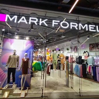 Витрина фирменного магазина Mark Formelle с манекенами в одежде и вывеской «Из Беларуси с любовью»